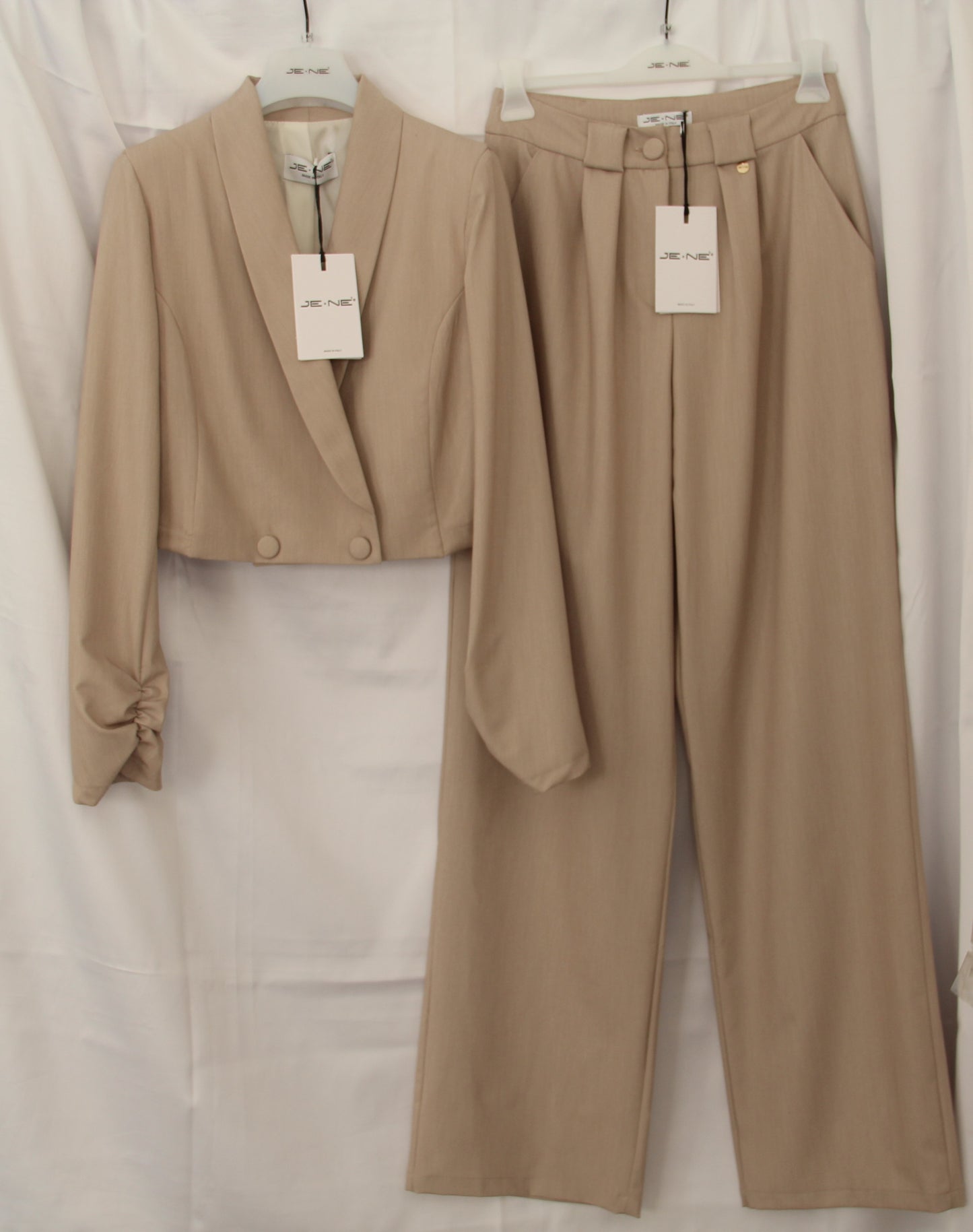 Tailleur con giacca crop