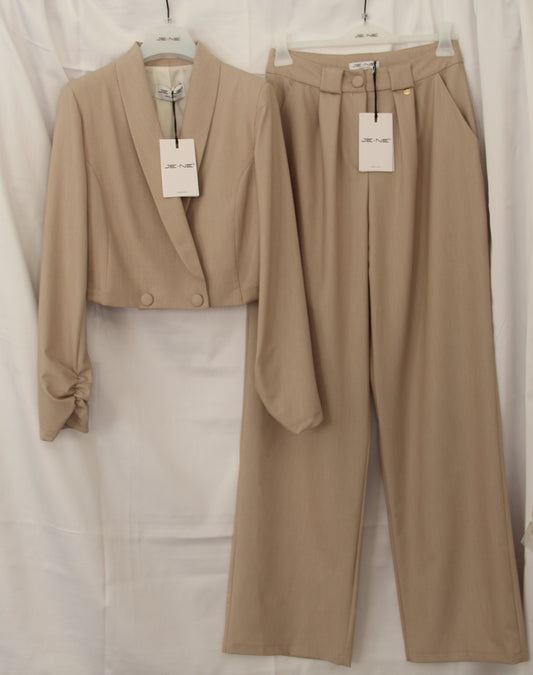 Tailleur con giacca crop